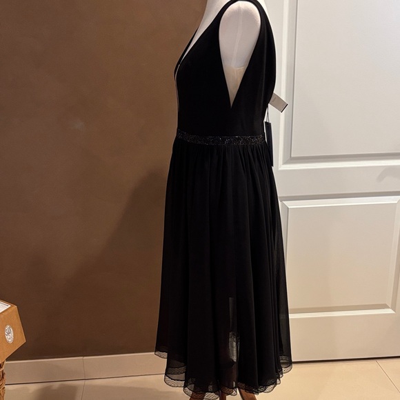 Elegant Black Midi Dress with Plunging Neckline - Picture 5 of 8